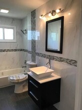 162 Rhodes Ave in Hempstead, NY - Foto de edificio - Building Photo