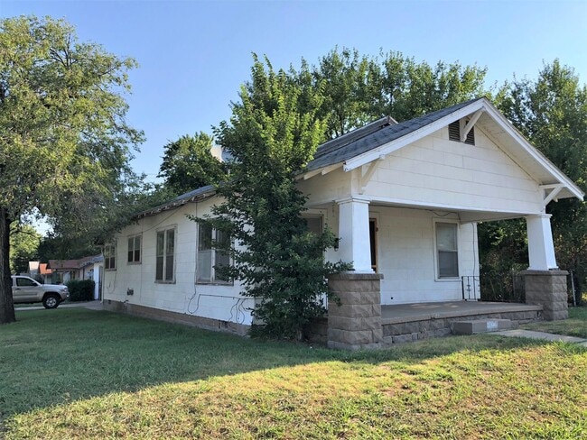 property at 821 W Highland Ave