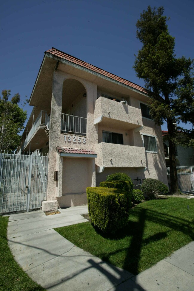 13253 Vanowen St in North Hollywood, CA - Building Photo - Building Photo