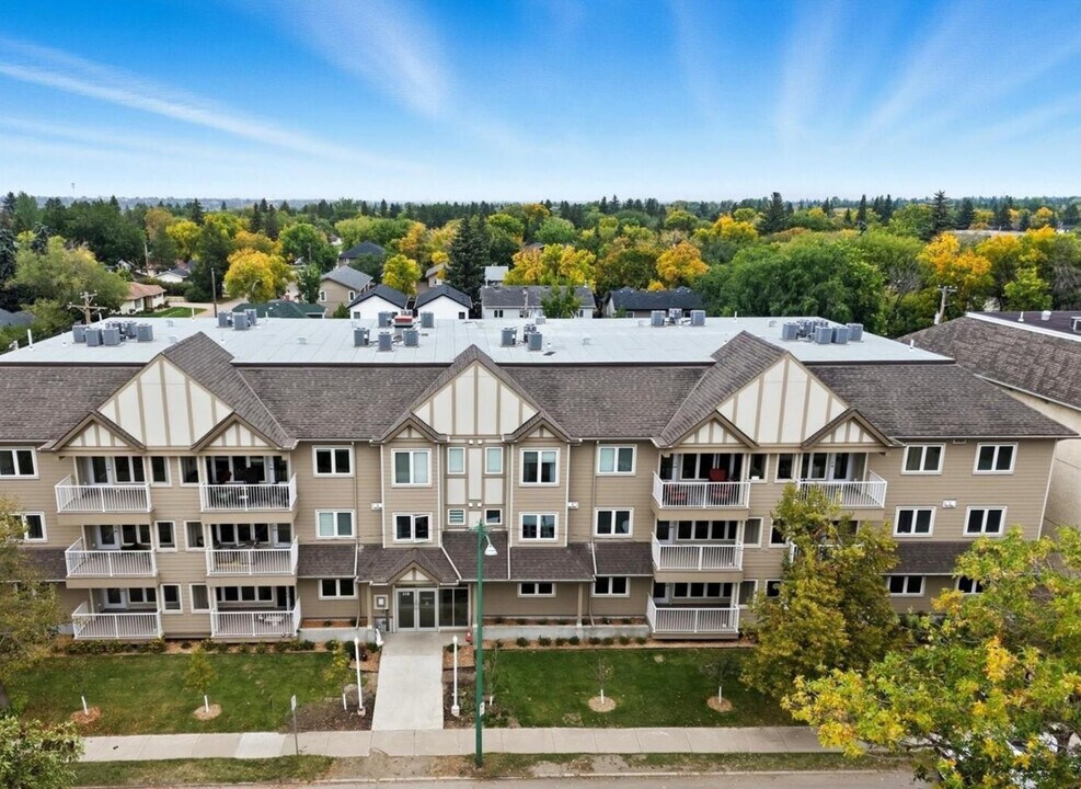 318 108 St in Saskatoon, SK - Building Photo