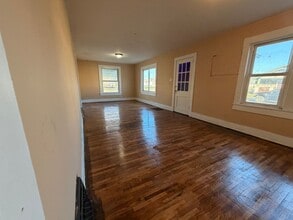 29 W 16th Ave in Hutchinson, KS - Building Photo - Building Photo