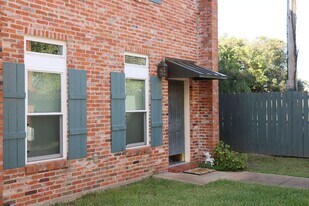 985 Bayou Trace Dr in Alexandria, LA - Building Photo