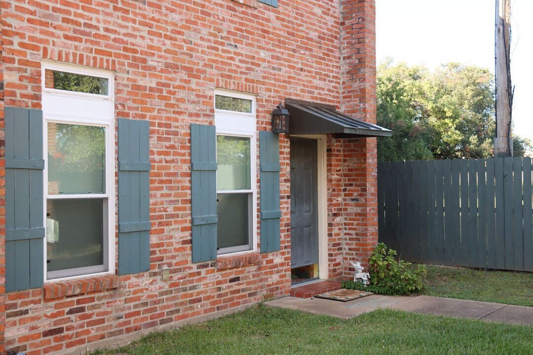 985 Bayou Trace Dr in Alexandria, LA - Building Photo