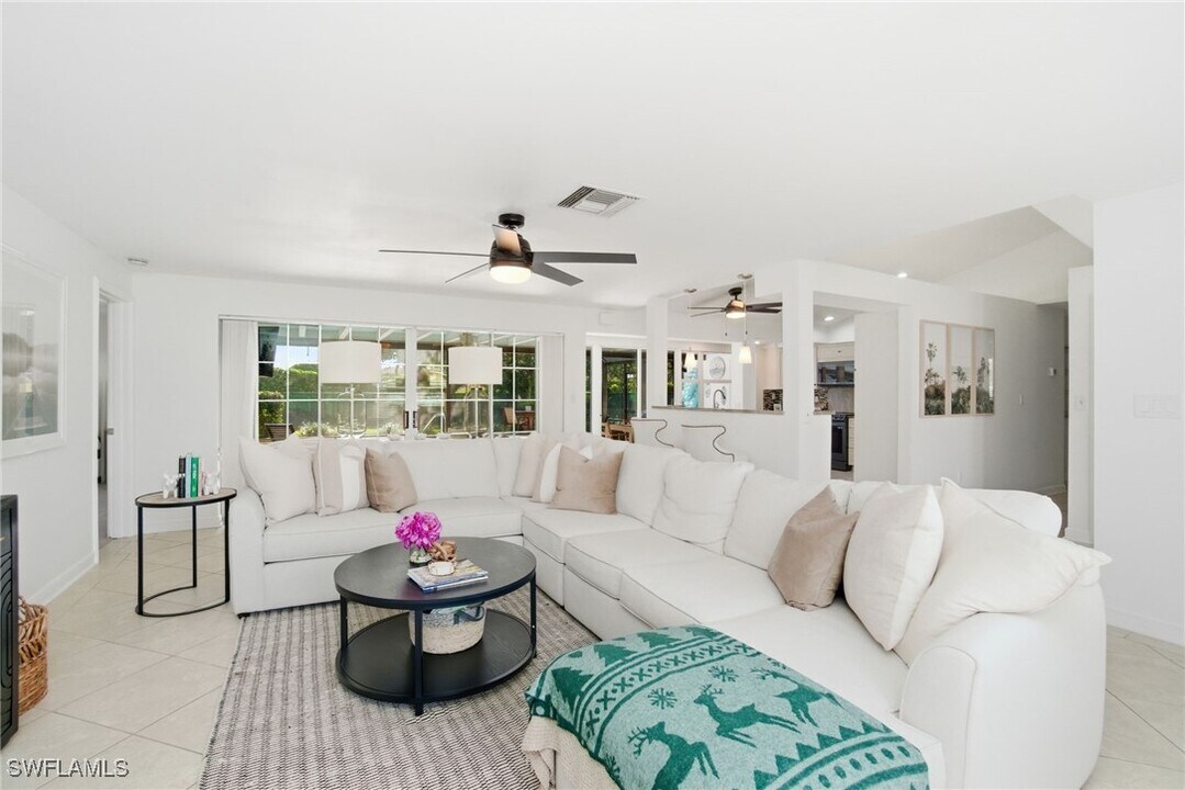 560 Cypress Way E in Naples, FL - Building Photo