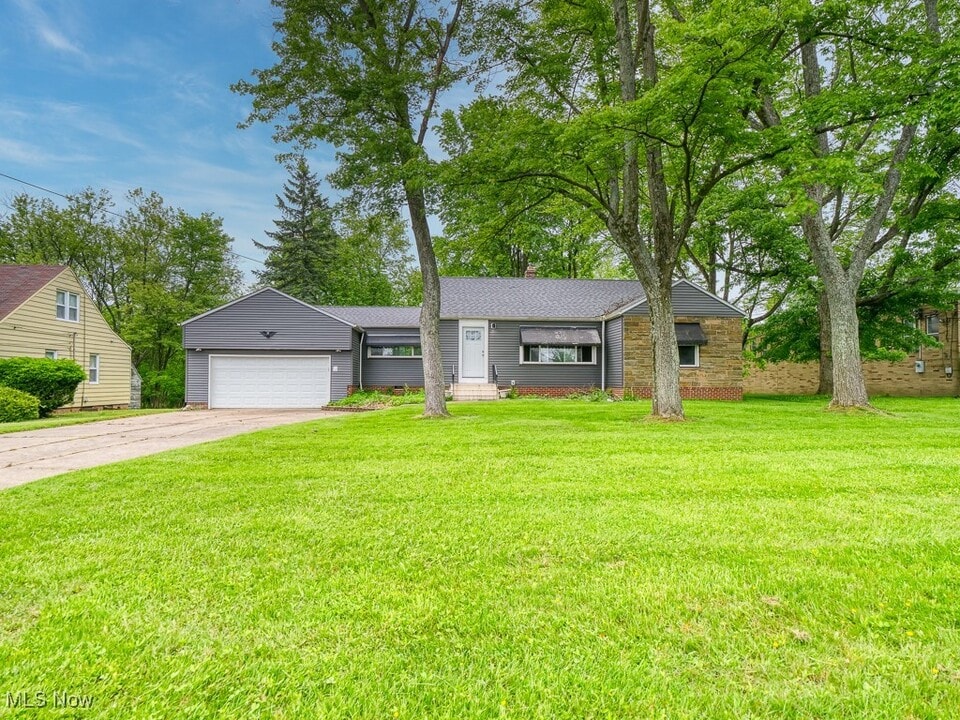 18447 Pearl Rd in Strongsville, OH - Building Photo