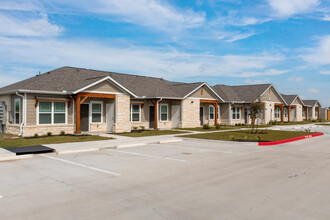 Maple Park Senior Village (Senior, 55+) in Lockhart, TX - Foto de edificio - Building Photo