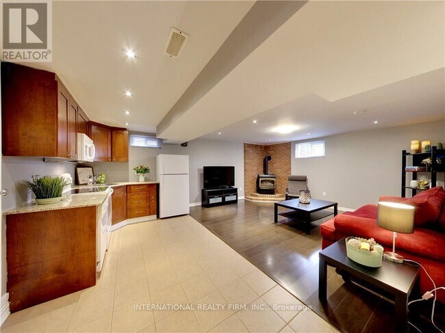 5 Regis Ct in Hamilton, ON - Building Photo - Building Photo