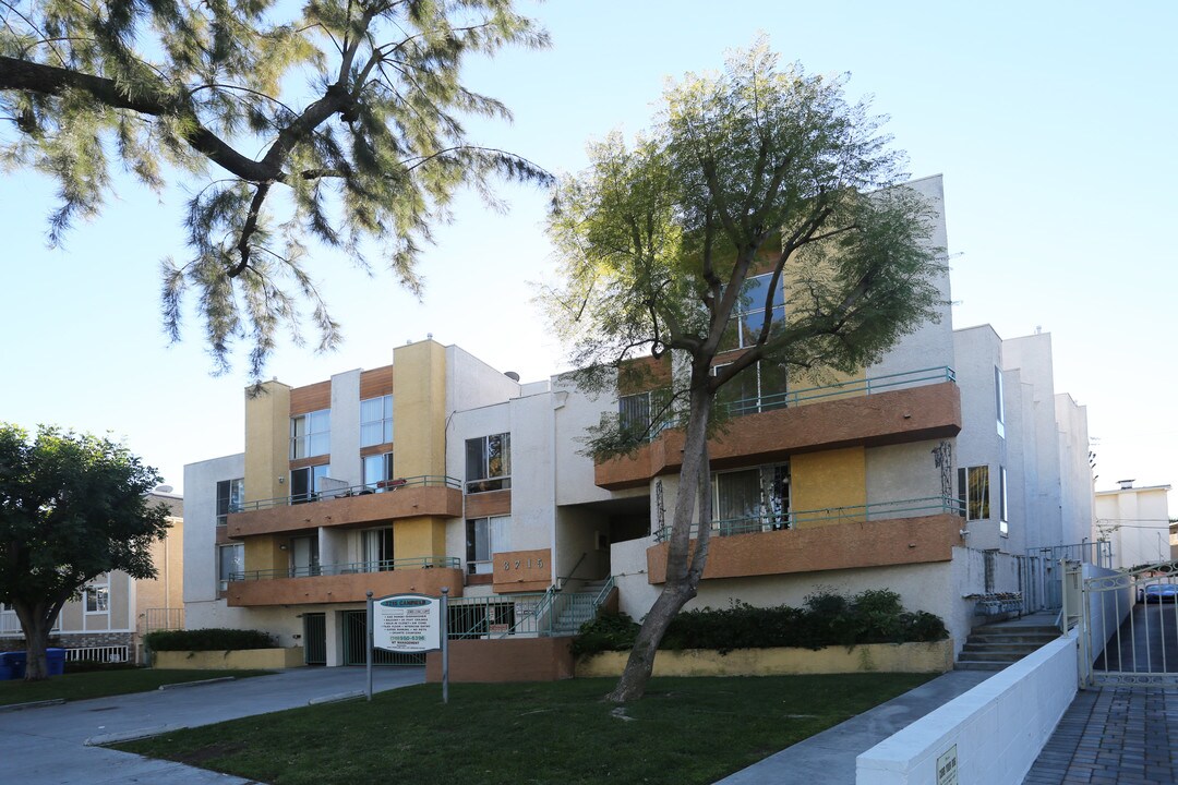 3715 S Canfield Ave in Los Angeles, CA - Foto de edificio