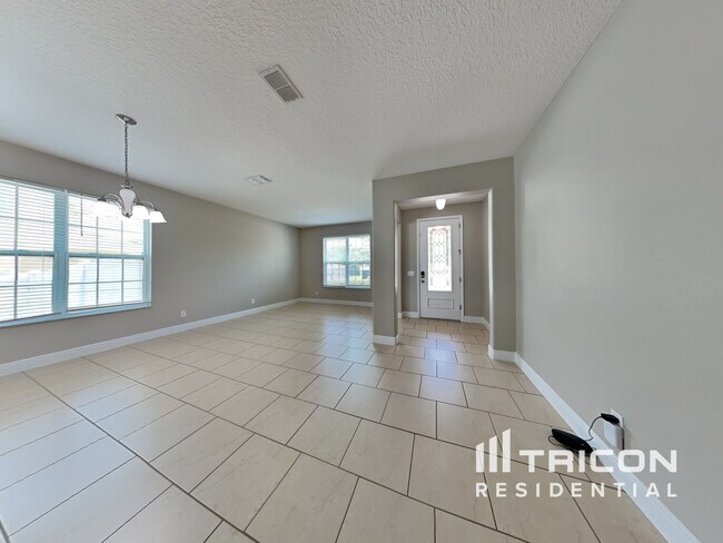 3329 Cypress Grove Dr in Eustis, FL - Foto de edificio - Building Photo