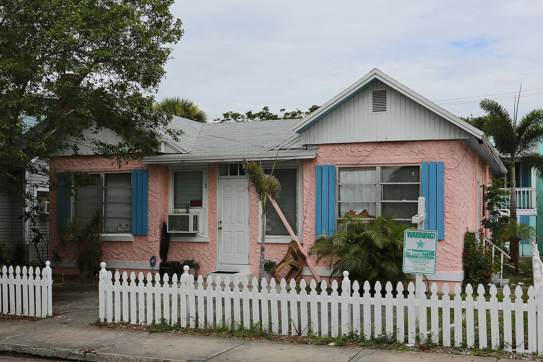 221-225 N H St in Lake Worth, FL - Building Photo