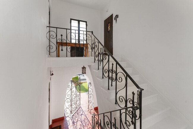 12109 Hoffman St, Unit 12109.5 in Studio City, CA - Foto de edificio - Building Photo