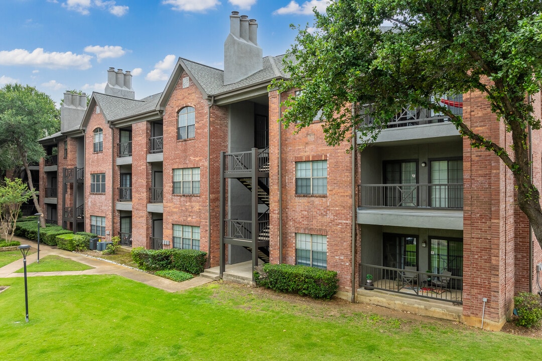 Oaks Hackberry Creek in Irving, TX - Building Photo
