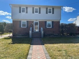 508 Chamberlin St in East Meadow, NY - Building Photo