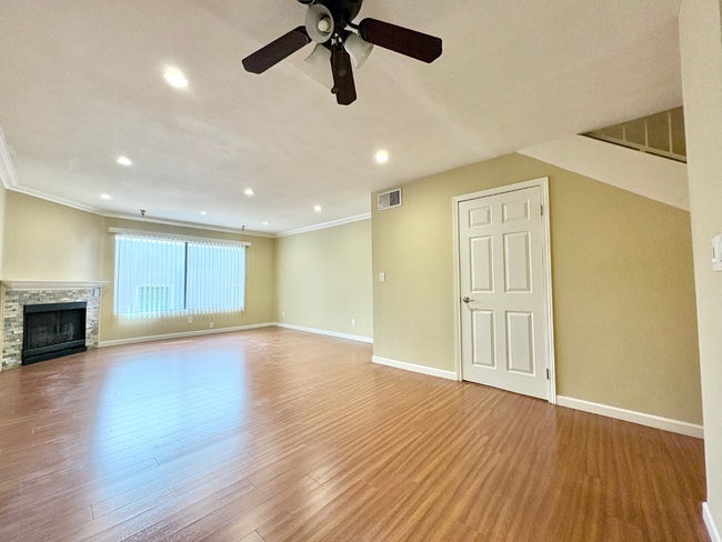 14542 Burbank Blvd in Los Angeles, CA - Building Photo - Building Photo