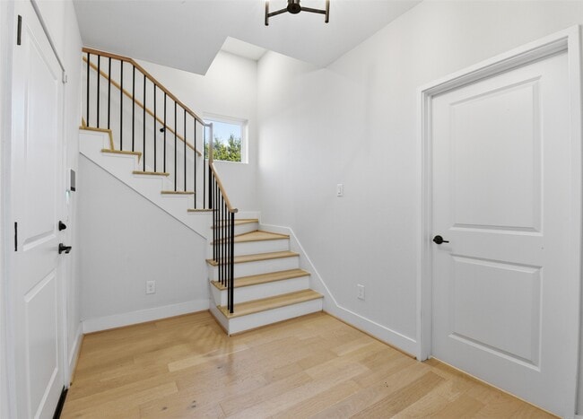 property at 2204 Lou Ellen Ln