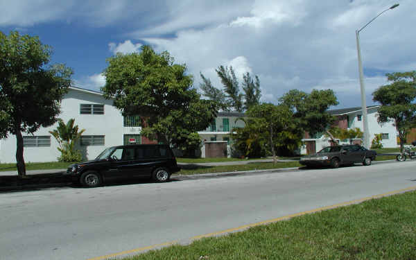 2285 NE 172nd St in North Miami Beach, FL - Foto de edificio - Building Photo