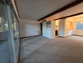 465 Winslow Way E, Unit #210 in Bainbridge Island, WA - Building Photo - Building Photo