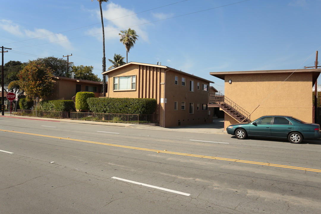 Town & Country Apartments in El Segundo, CA - Building Photo