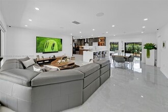 9241 SW 55th St in Cooper City, FL - Foto de edificio - Building Photo