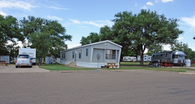 Camelot Village in Lubbock, TX - Foto de edificio - Building Photo