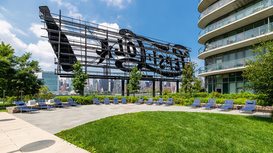 4610 Center Blvd in Long Island City, NY - Foto de edificio - Building Photo