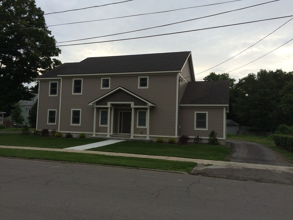 7 Woodruff St, Unit 1 in Cortland, NY - Foto de edificio