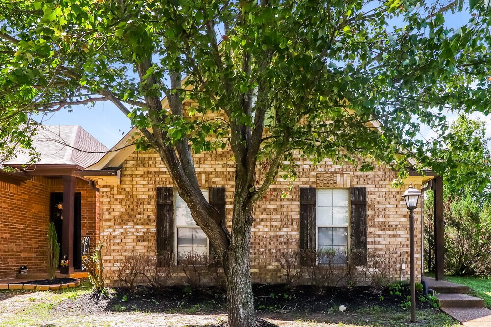 6885 Lagrange Grove Dr in Cordova, TN - Building Photo
