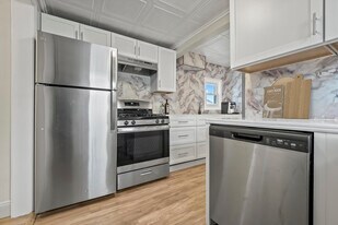 1935 Maddy Ln in Keego Harbor, MI - Building Photo