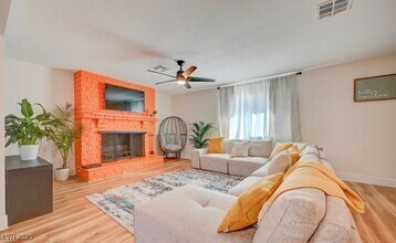 1821 E Oakey Blvd in Las Vegas, NV - Building Photo - Building Photo