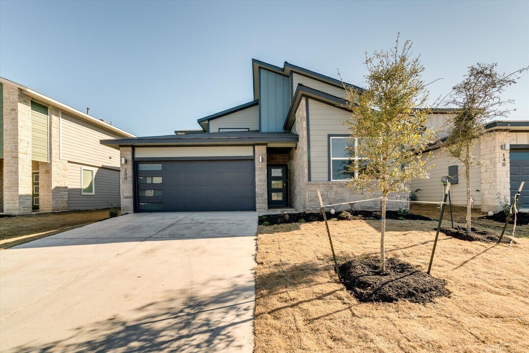 200 Cupreata Ln in Liberty Hill, TX - Building Photo