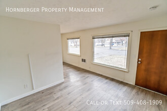 3304 N Hutchinson Rd, Unit 1 in Millwood, WA - Building Photo - Building Photo