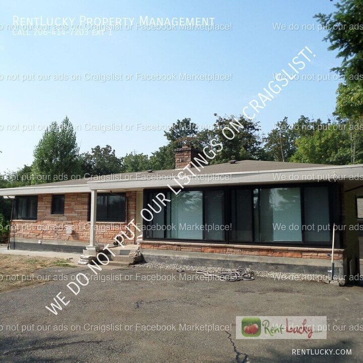 1700 S 220th St in Des Moines, WA - Building Photo