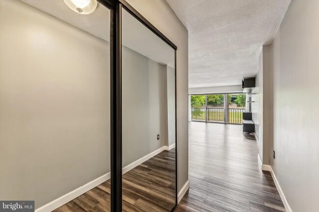 1300 Army Navy Dr, Unit 105 in Arlington, VA - Foto de edificio - Building Photo