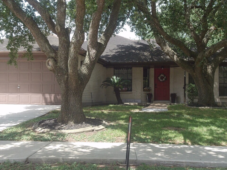 806 Country Pl Blvd in Pearland, TX - Building Photo
