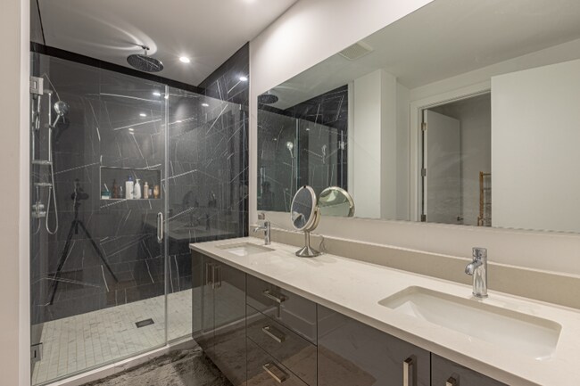 1701 W Webster Ave-Unit -702 in Chicago, IL - Building Photo - Building Photo