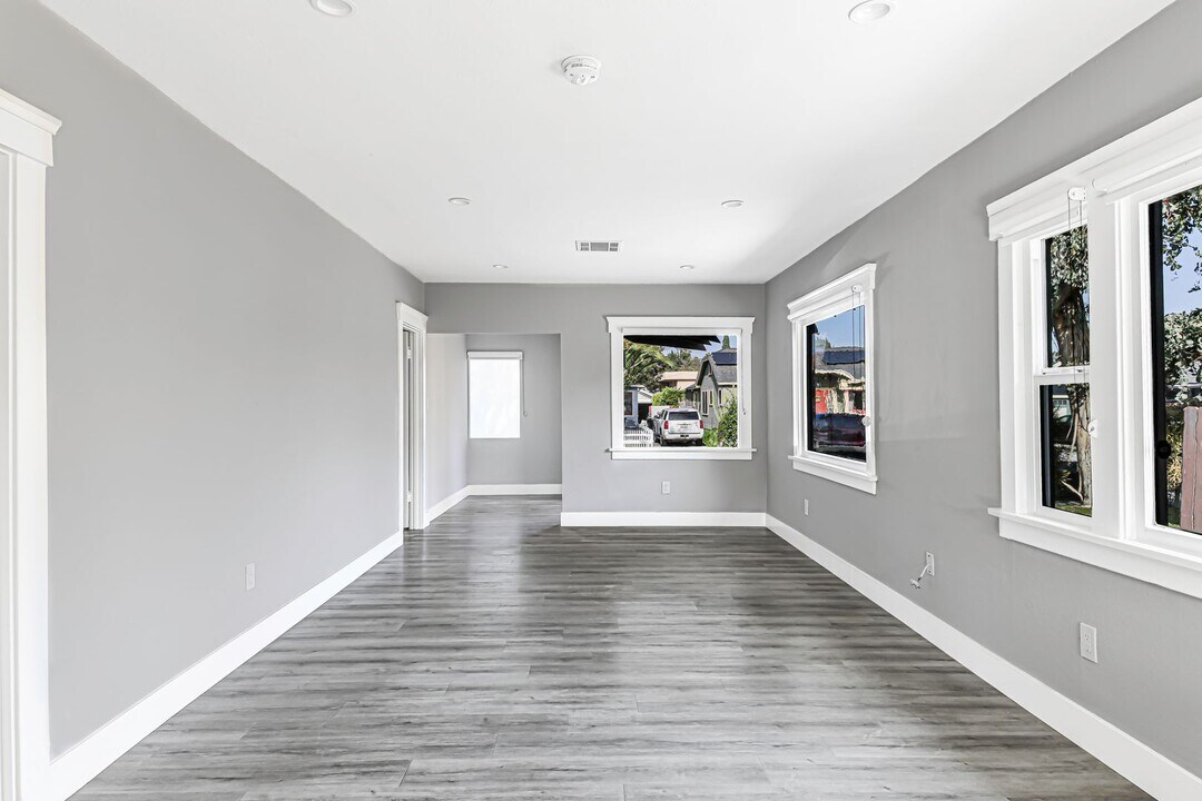 2914 E 5th St in Long Beach, CA - Foto de edificio