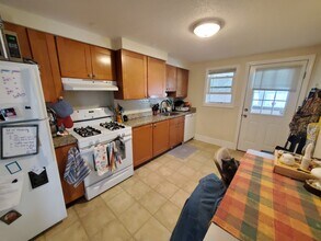 13 Linden St, Unit 1 in Somerville, MA - Foto de edificio - Building Photo