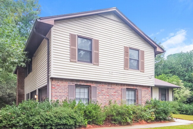 property at 564 Clubhouse Dr SE