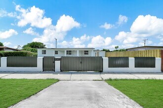 4040 SW 108th Ave in Miami, FL - Building Photo - Building Photo