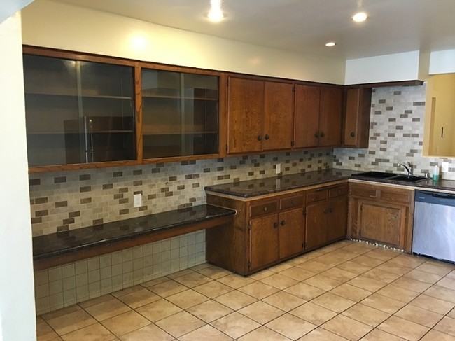 4136 W 22nd Pl in Los Angeles, CA - Foto de edificio - Building Photo