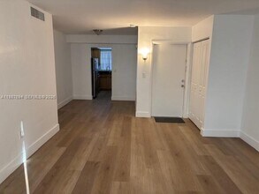 7670 SW 82nd St in Miami, FL - Foto de edificio - Building Photo