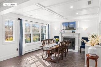 1 Meadowgrass Ln in Southampton, NY - Building Photo - Building Photo