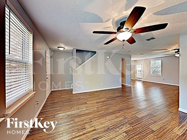 1912 Lariat Dr in Justin, TX - Foto de edificio - Building Photo