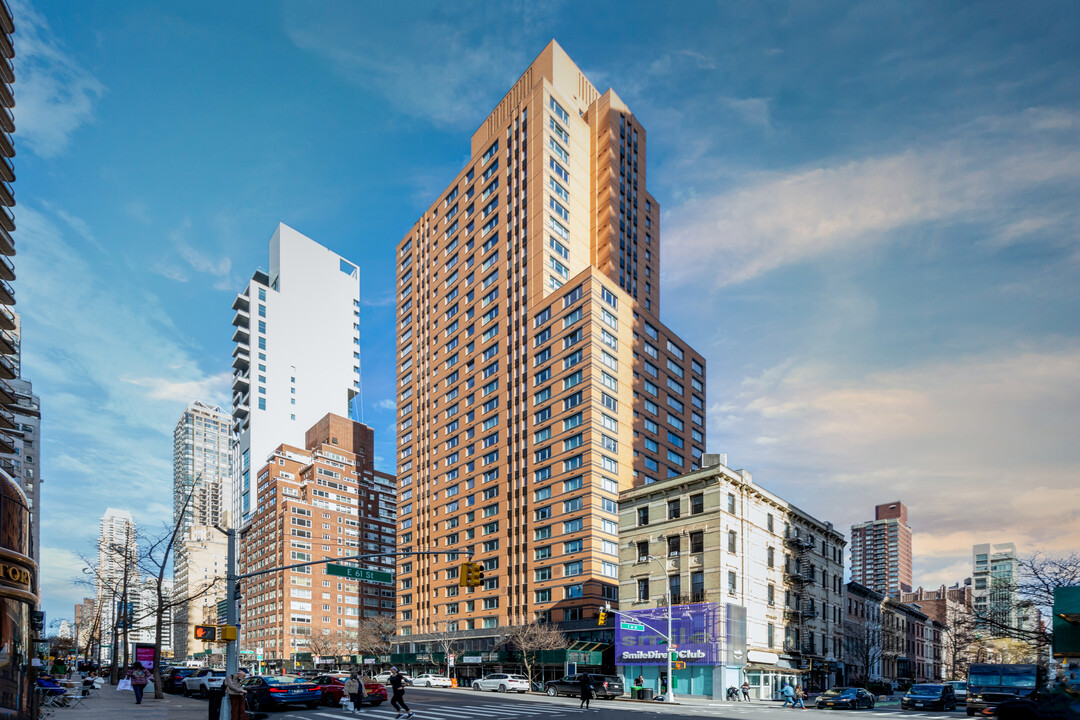 200 E 62nd St in New York, NY - Building Photo