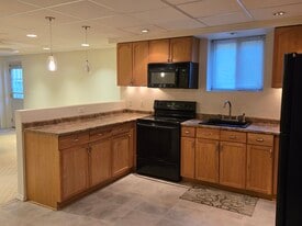 11 Michele Ln, Unit Apt 1 in Hauppauge, NY - Building Photo