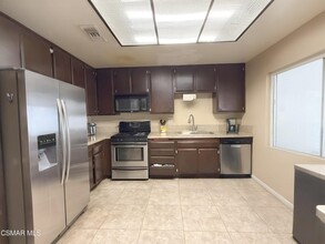 28344 Simsalido Ave in Santa Clarita, CA - Building Photo - Building Photo