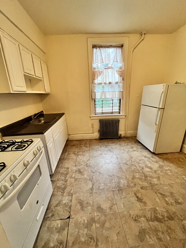 387 Forrest St in Jersey City, NJ - Building Photo - Building Photo