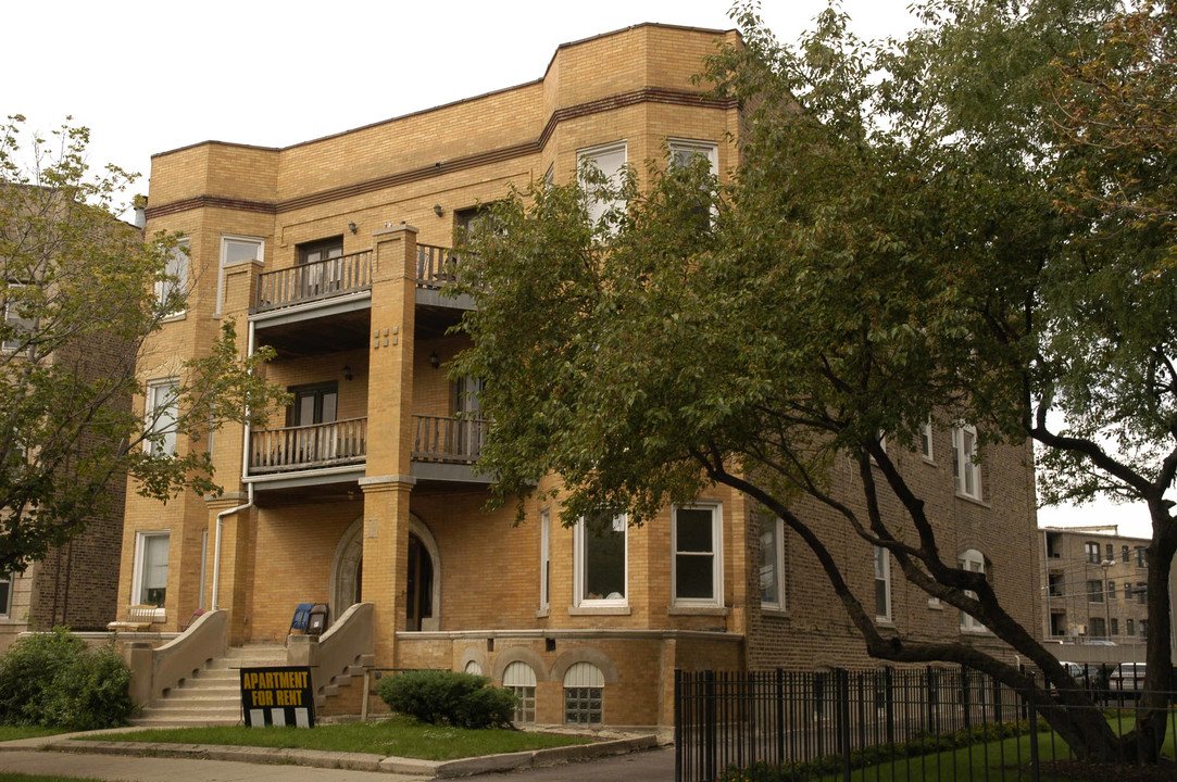 832-834 W Belle Plaine Ave in Chicago, IL - Building Photo