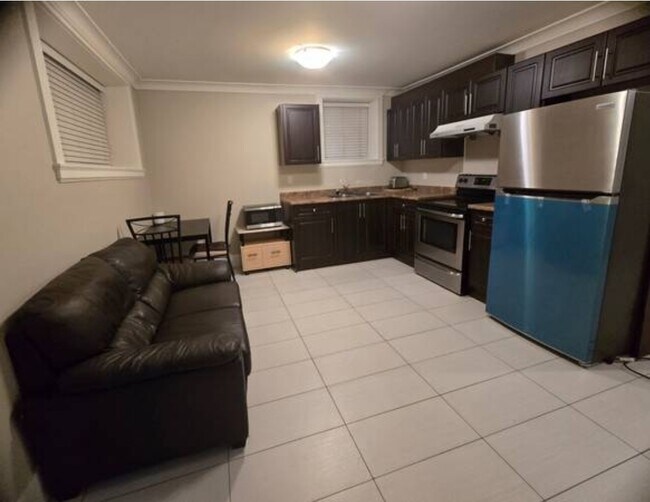 4827 Canada Way in Burnaby, BC - Building Photo - Building Photo