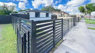 2490 NW 44th St in Miami, FL - Building Photo - Building Photo